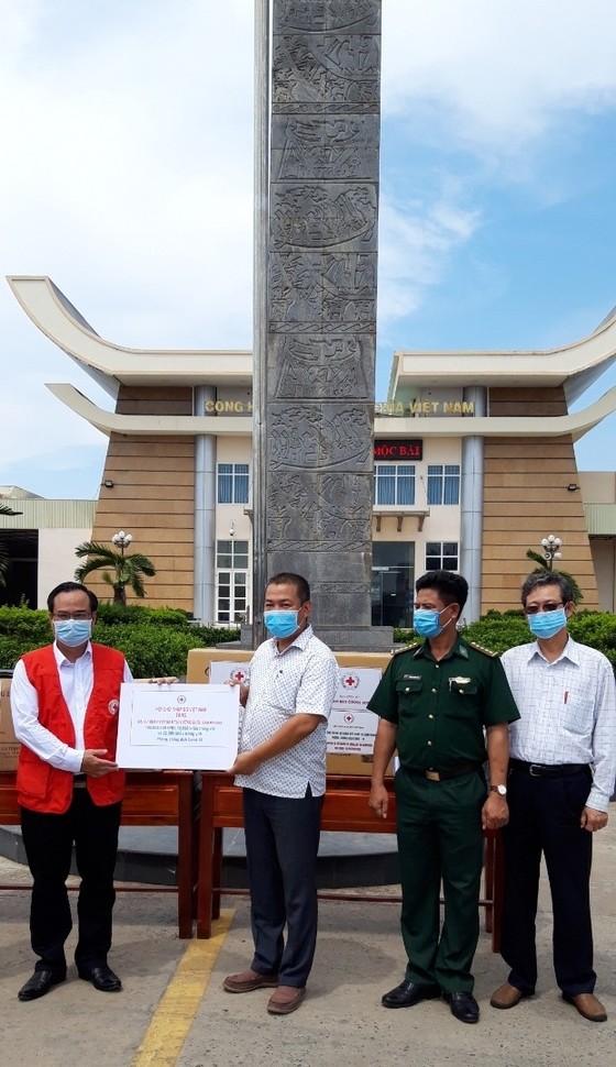 Tặng quà tại tỉnh Tây Ninh và các đơn vị nơi tuyến đầu phòng chống dịch Covid-19 ảnh 1