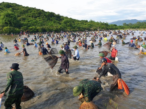Độc đáo lễ hội đánh cá Đồng Hoa ảnh 1