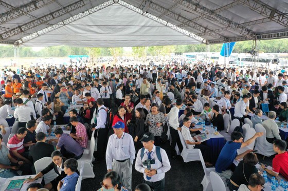 BĐS Long Thành bùng nổ với hơn 1.500 khách đến tham quan dự án Gem Sky World ảnh 1