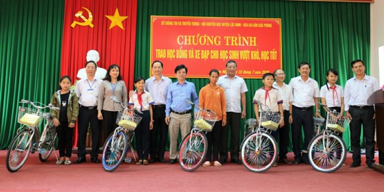 Trao học bổng và xe đạp cho học sinh nghèo tỉnh Bình Phước ảnh 2