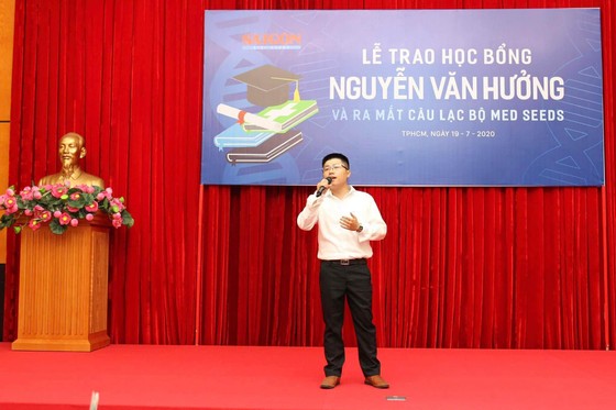 Trao 56 suất học bổng Nguyễn Văn Hưởng cho sinh viên ngành y ảnh 3