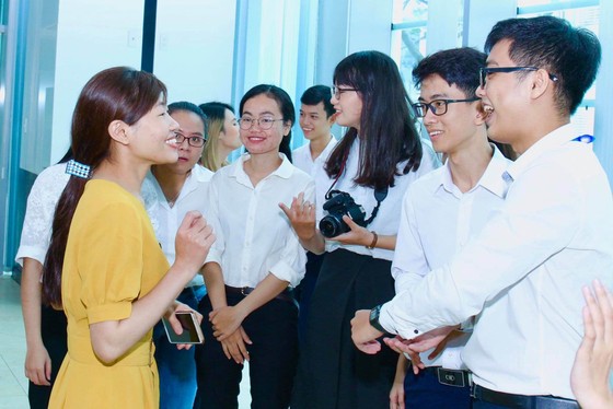 Trao 56 suất học bổng Nguyễn Văn Hưởng cho sinh viên ngành y ảnh 9