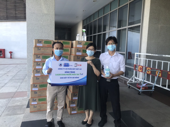 Đồng hành phòng chống dịch Covid19: On1 trao tặng hơn 2000 lít dung dịch rửa tay các loại đến Đà Nẵng, Quảng Nam và Quảng Ngãi ảnh 2