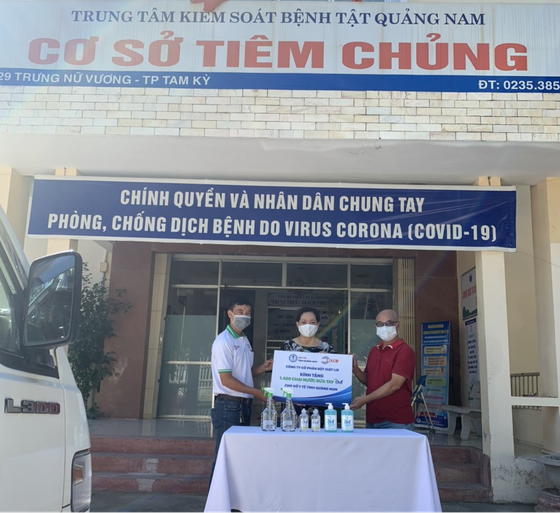 Đồng hành phòng chống dịch Covid19: On1 trao tặng hơn 2000 lít dung dịch rửa tay các loại đến Đà Nẵng, Quảng Nam và Quảng Ngãi ảnh 3