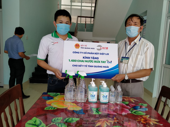 Đồng hành phòng chống dịch Covid19: On1 trao tặng hơn 2000 lít dung dịch rửa tay các loại đến Đà Nẵng, Quảng Nam và Quảng Ngãi ảnh 4