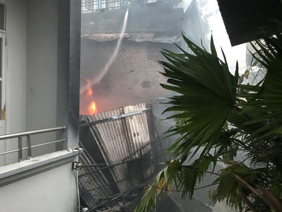 Cháy nhà kho trong hẻm ở trung tâm TPHCM ảnh 6