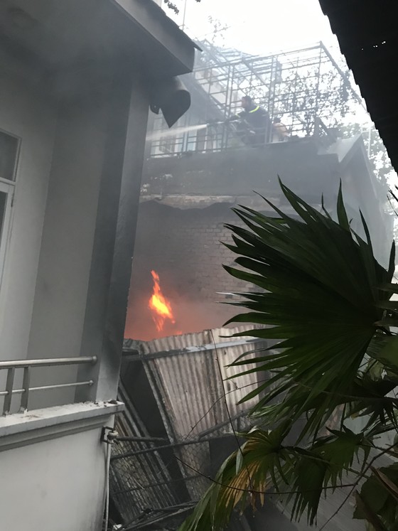Cháy nhà kho trong hẻm ở trung tâm TPHCM ảnh 8