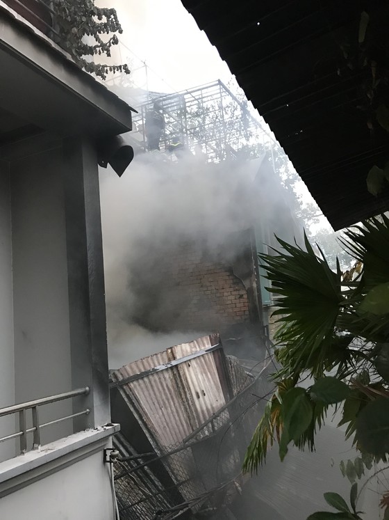 Cháy nhà kho trong hẻm ở trung tâm TPHCM ảnh 11