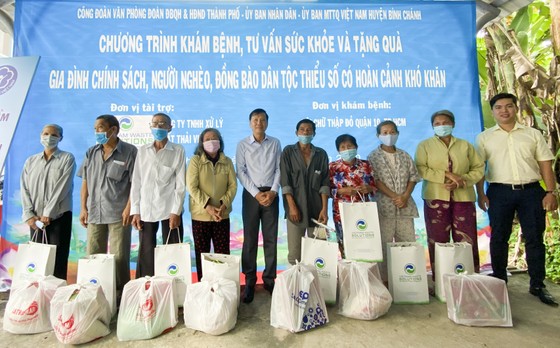 Tặng quà, khám bệnh cho hơn 300 hộ dân ở huyện Bình Chánh ảnh 1