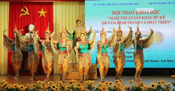 Trăm năm sân khấu dù kê ảnh 1