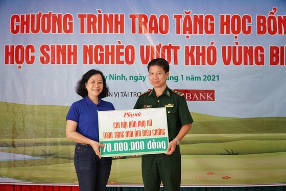 Báo Phụ nữ TPHCM trao 100 học bổng cho học sinh nghèo ở Tây Ninh ảnh 3