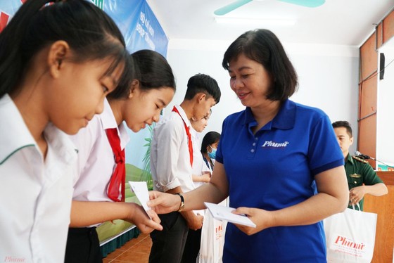 Báo Phụ nữ TPHCM trao 100 học bổng cho học sinh nghèo ở Tây Ninh ảnh 1