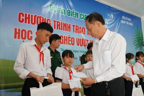 Báo Phụ nữ TPHCM trao 100 học bổng cho học sinh nghèo ở Tây Ninh ảnh 2