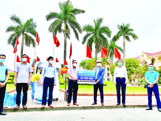 Hòa Bình ủng hộ 30 tấn gạo, chung tay xây dựng cây ATM gạo giúp đỡ đồng bào tại Hải Dương ảnh 1