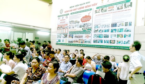 Bệnh viện Bạch Mai lý giải nguyên nhân hơn 200 người nghỉ việc, chuyển công tác ảnh 1