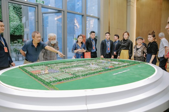 MC Kỳ Duyên tham dự sự kiện tri ân khách hàng của Hoa viên Bình An ảnh 1