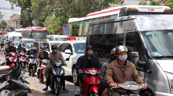 Giao thông ngày lễ - Nơi thoáng, chỗ tắc ảnh 1