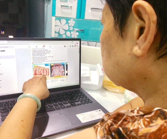 Nhộn nhịp 'chợ mạng' ảnh 1