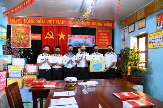 Bộ Tư lệnh Vùng 2 kết thúc chuyến đi thăm, chúc tết các nhà giàn DK1 và Côn Đảo ảnh 1