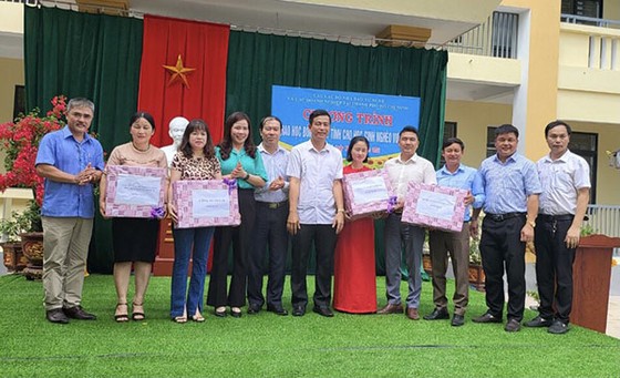 CLB Nhà báo xứ Nghệ và các doanh nghiệp tại TPHCM trao tặng học bổng cho học sinh có hoàn cảnh khó khăn tại Hà Tĩnh ảnh 2