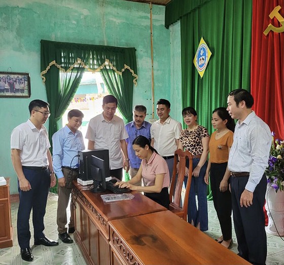CLB Nhà báo xứ Nghệ và các doanh nghiệp tại TPHCM trao tặng học bổng cho học sinh có hoàn cảnh khó khăn tại Hà Tĩnh ảnh 4