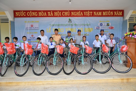 'Caravan Vòng quay yêu thương' lần 5 sẻ chia cùng học sinh hiếu học ở Phú Yên ảnh 1