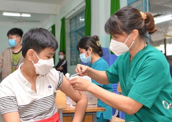 Hoàn thành tiêm chủng vaccine Covid-19 để trẻ an toàn tới trường ảnh 2