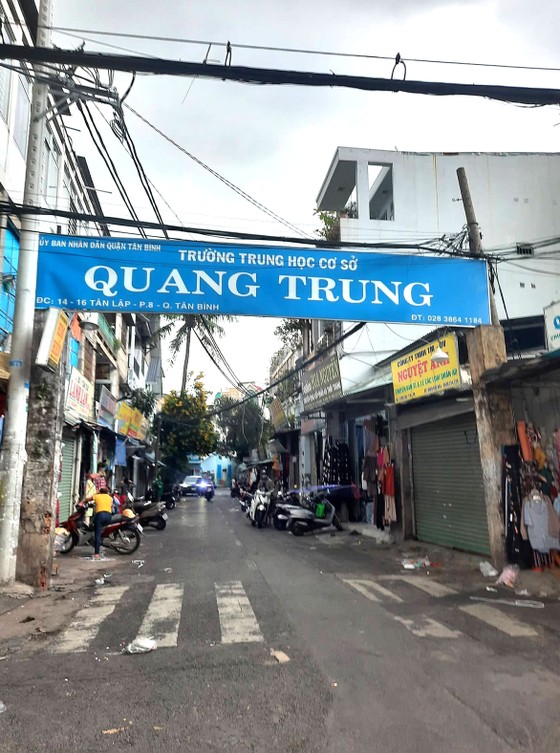 Cổng trường mục ruỗng, nguy cơ đổ sập ảnh 1