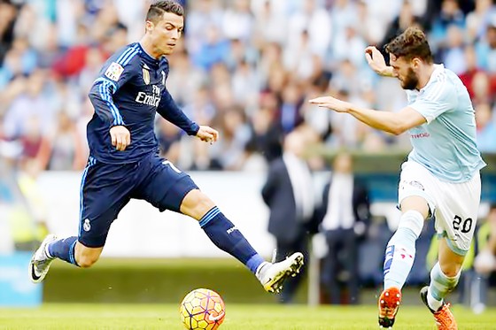 Cristiano Ronaldo (trái) tiếp tục đưa Real Madrid bay cao