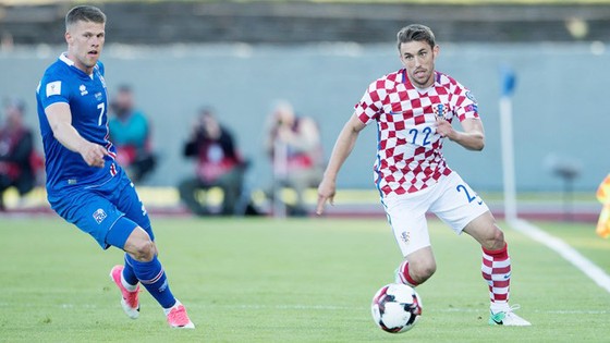 Croatia (phải) đã thất bại trước Iceland.