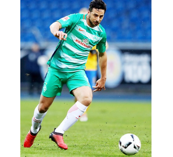 Claudio Pizarro không còn cơ hội bảo vệ màu áo của Bremen trong mùa bóng tới.