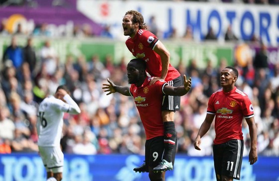 Romelu Lukaku mừng bàn thắng ở trận thứ 2 liên tiếp cho Man.United.