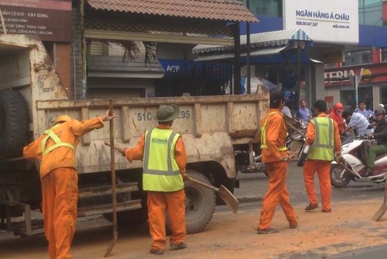 Xe ben làm rơi hàng tấn đất xuống đường rồi "mất tích" ảnh 3