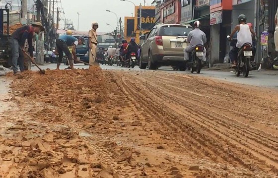 Xe ben làm rơi hàng tấn đất xuống đường rồi "mất tích" ảnh 1