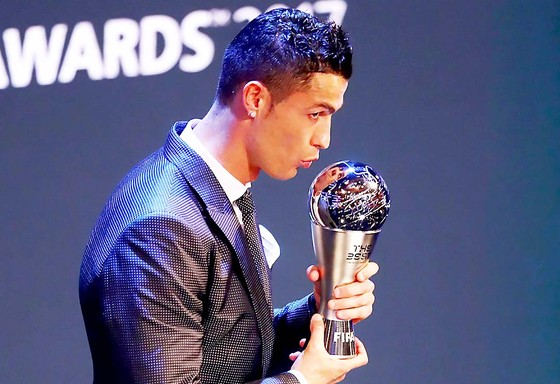 Cristiano Ronaldo với giải thưởng The Best FIFA 2017