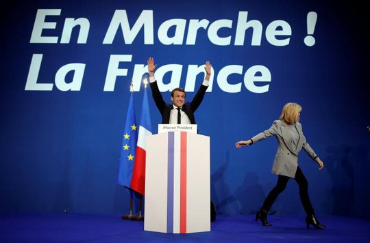 Ông Macron sẽ bước vào vòng 2 để tranh đua với bà Le Pen. Ảnh: REUTERS