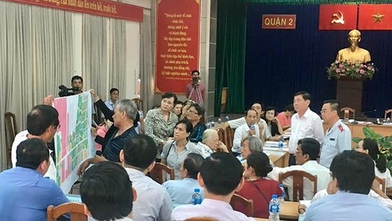 Chủ tịch UBND TPHCM Nguyễn Thành Phong đang tiếp xúc với người dân Thủ Thiêm