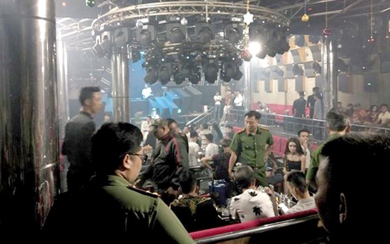 Bài 1: Đi bar… “đập đá” ảnh 1