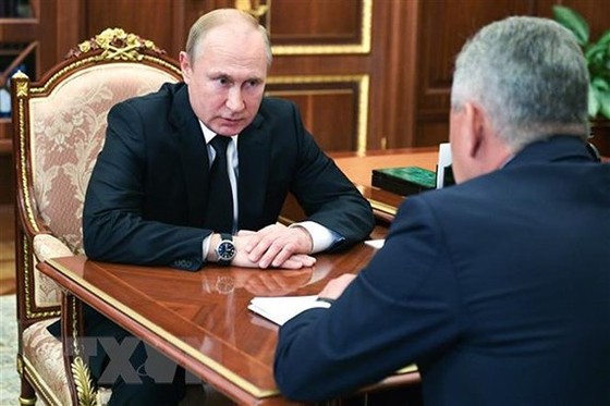 Tổng thống Nga Vladimir Putin (trái) chỉ thị Bộ trưởng Quốc phòng Sergei Shoigu điều tra về vụ cháy tàu ngầm, trong cuộc họp tại Moskva ngày 2-7. Nguồn: TTXVN
