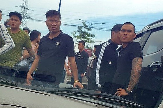 Nhóm giang hồ chặn vây xe công an ở tỉnh Đồng Nai. Ảnh: N.Y