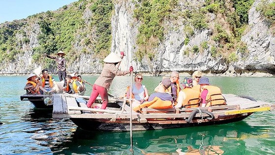 Du khách nước ngoài tham quan vịnh Lan Hạ ở quần thể danh thắng vịnh Hạ Long