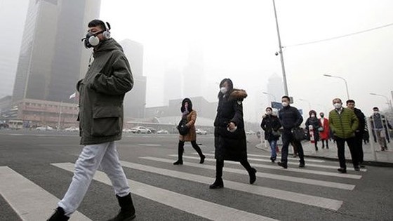 Người dân đeo khẩu trang chống bụi ở Bắc Kinh