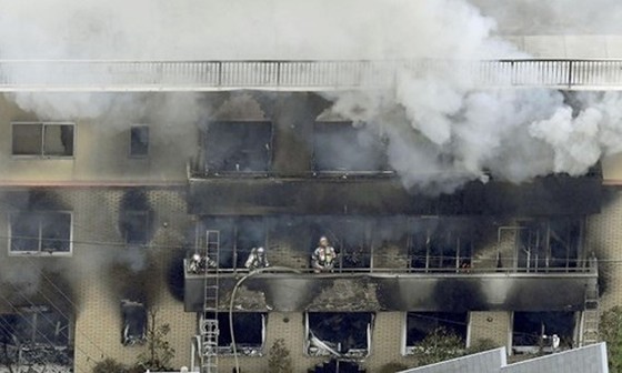 Lính cứu hỏa tại hiện trường vụ cháy xưởng phim hoạt hình Kyoto Animation ở Nhật Bản. Ảnh: REUTERS