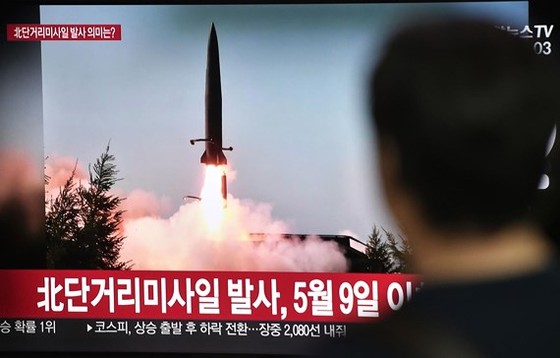 Người dân Seoul, Hàn Quốc, theo dõi tin tên lửa Triều Tiên được phóng ngày 25-7