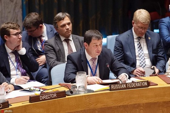Phó đại sứ Nga Dmitry Polyanskiy phát biểu tại phiên họp khẩn của Hội đồng Bảo an Liên hợp quốc ngày 22-8. Ảnh: THX
