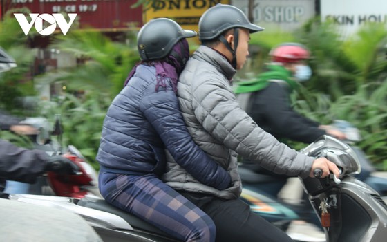 Muôn kiểu chống rét của người dân Hà Nội khi gió lạnh tràn về ảnh 2
