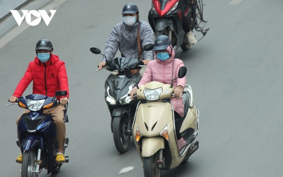 Muôn kiểu chống rét của người dân Hà Nội khi gió lạnh tràn về ảnh 1
