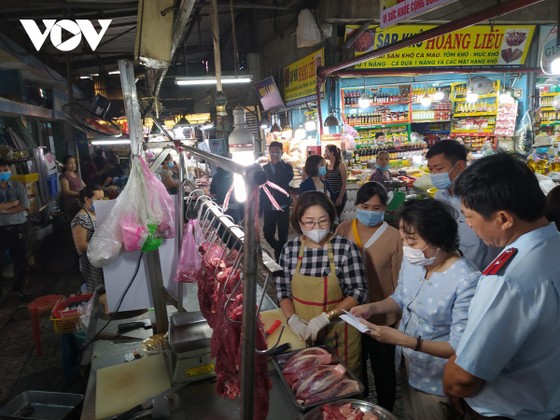 TPHCM: Tiểu thương chợ truyền thống nỗ lực giữ chân khách hàng ảnh 2