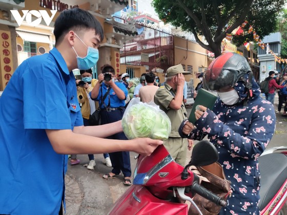 Người dân nhiều tỉnh thành nhiệt tình "giải cứu" nông sản Hải Dương ảnh 2