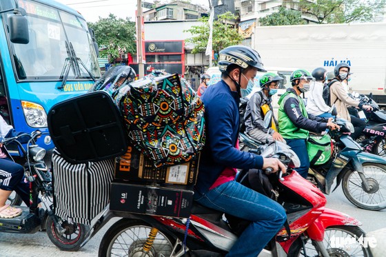 Nườm nượp người đổ về quê nghỉ lễ, xe cộ trên phố Hà Nội đứng hình từ 3 giờ chiều - Ảnh 6.